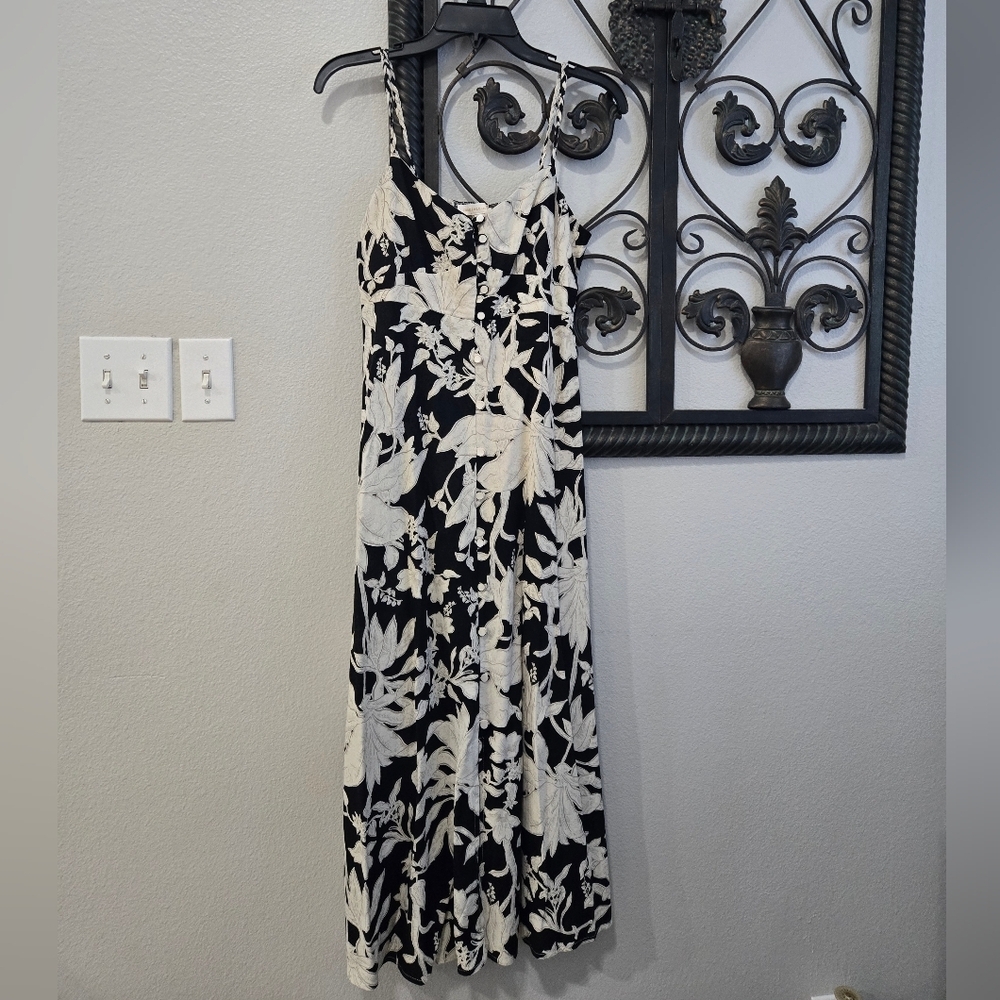 Monteau Los Angeles Elegant Black and White Floral Linen Style Dress